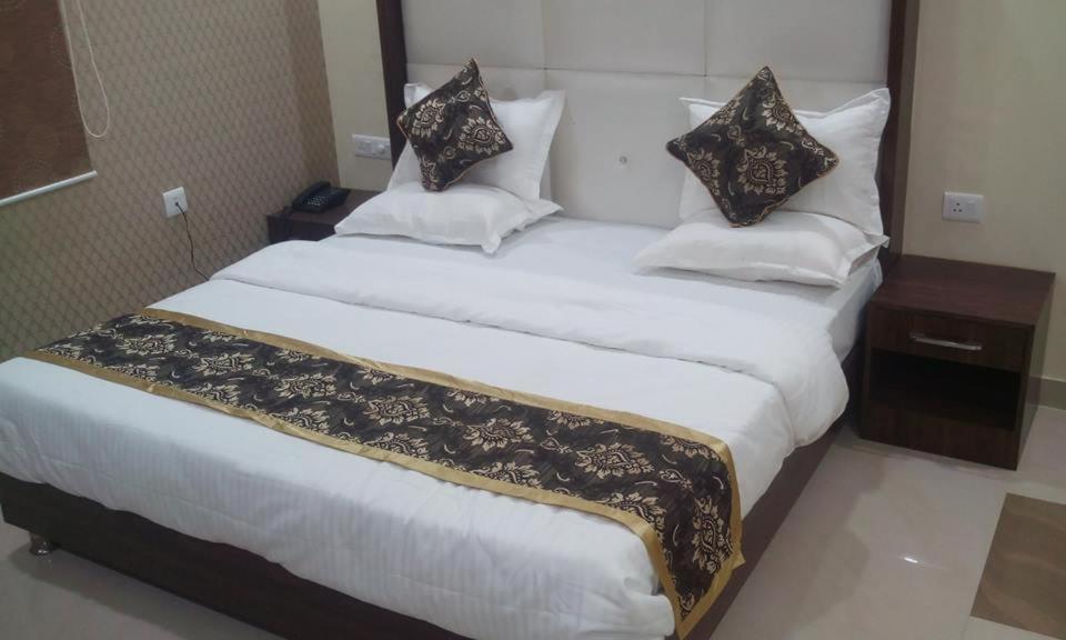 Hotel Ss Grand Lucknow Ngoại thất bức ảnh